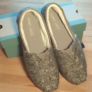 TOMS NWT W11 Grey Knit Faux Fur Slipon